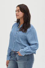 Load image into Gallery viewer, Ellison Button-Up Denim Shirt Medium Blue