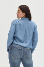 Load image into Gallery viewer, Ellison Button-Up Denim Shirt Medium Blue