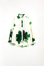 Load image into Gallery viewer, Relaxed Shirt in With big Flowers Print in Green
