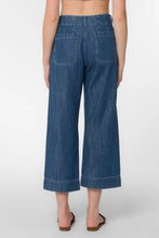 Load image into Gallery viewer, Classic Cropped denim
