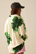 Load image into Gallery viewer, Relaxed Shirt in With big Flowers Print in Green
