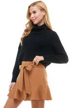 Load image into Gallery viewer, Black ribbed Cropped Sweater
